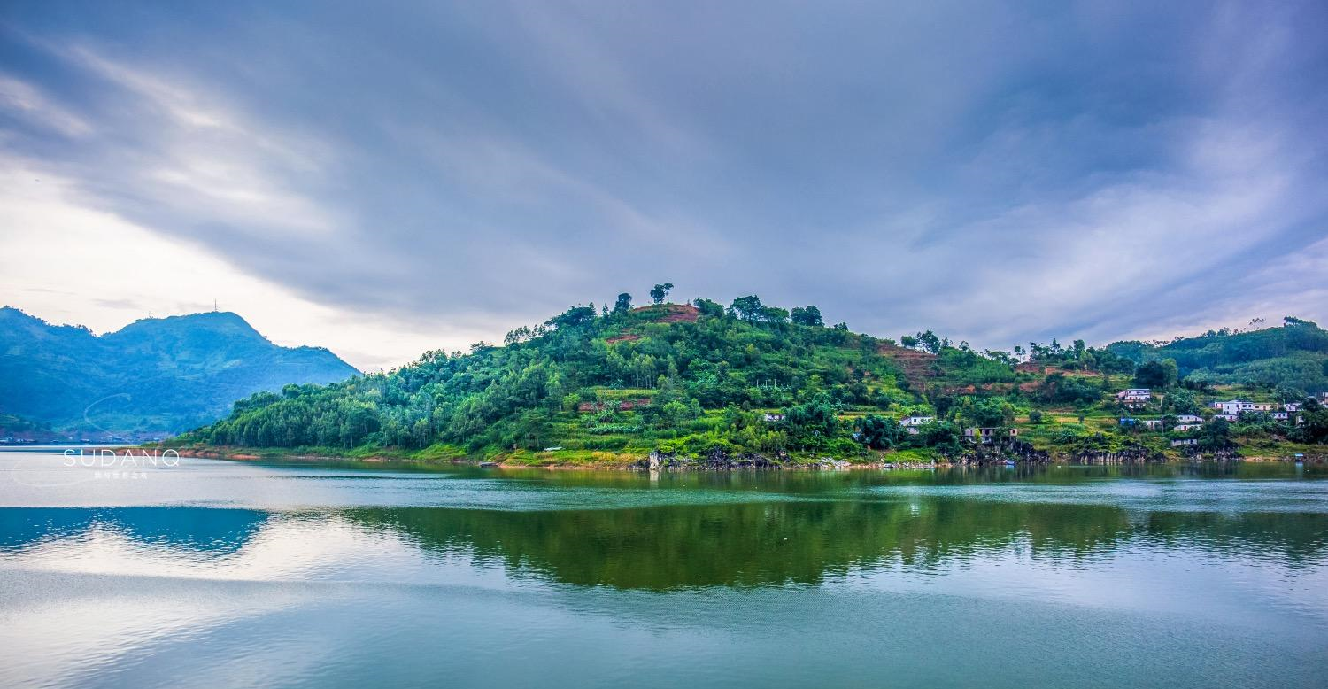 [万峰湖]国内最大的人工湖之一，一水连三省，面积相当于76个杭州西湖