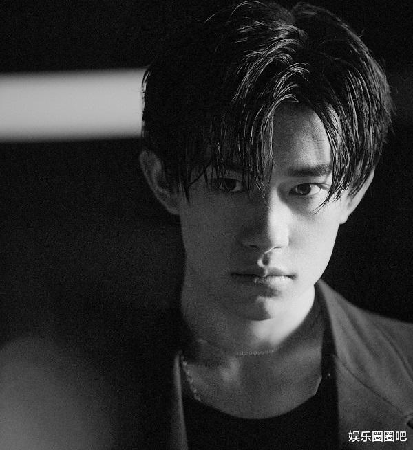 易烊千玺@《少年的你》后易烊千玺新剧路透！留光头造型，穿病号服被医生搀扶