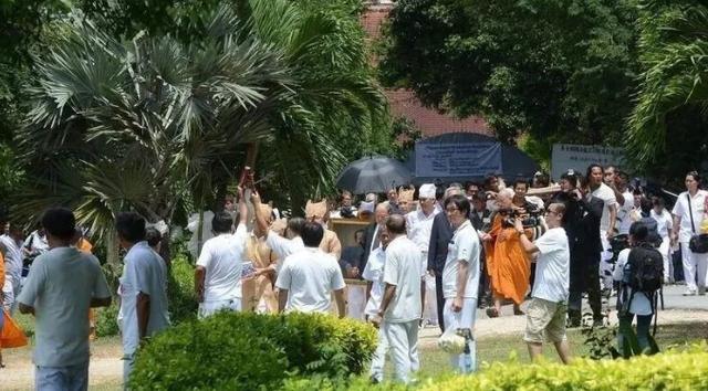 『张国荣』为赌王续命, 不救张国荣, 还说邓丽君罪有应得, 泰国白龙王有多\神\?