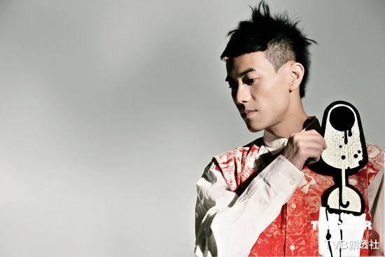 梁汉文|梁汉文演唱会延期歌瘾大发，社交平台自弹自唱，粉丝纷纷点赞