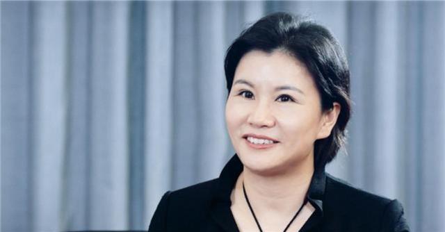 周群|先嫁给老板，后嫁给司机，她靠“一块玻璃”赚了427亿成首富