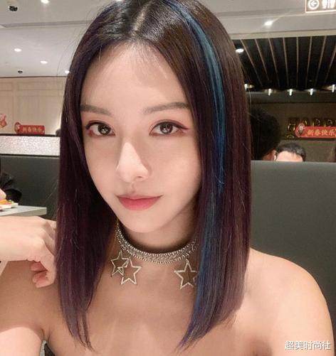 相机|31岁钢琴女神爆火！背对相机弹琴露细腰，穿心机背心大秀身材曲线