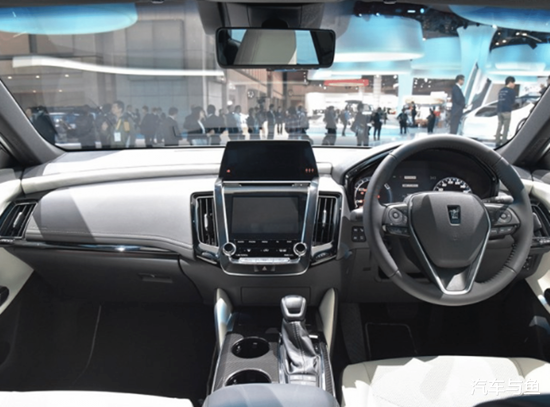 丰田皇冠|丰田要“逼死”大众?全新皇冠比奔驰漂亮,25万开出50万面子