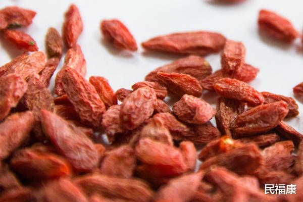 「枸杞」男人天天用枸杞泡水喝，一个月后，到底会收获到什么？别觉得惊讶