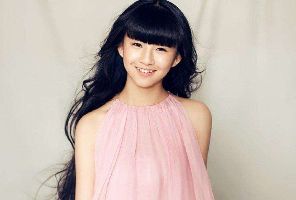 小彩旗|“小彩旗”完全跑偏了！21岁胖成中年大妈，姨妈杨丽萍：她走丢了