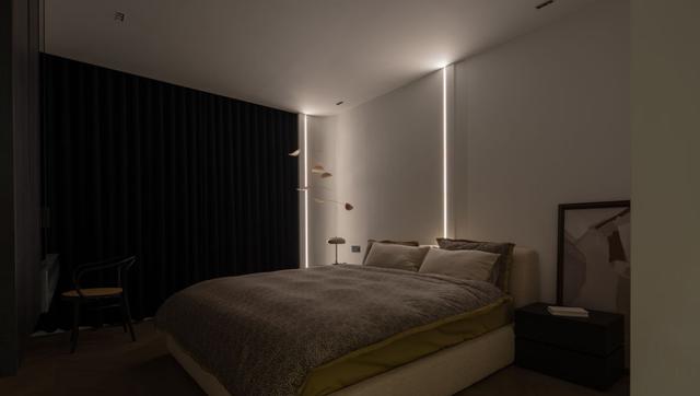 |新房装修到一半，屋主不满意，改变电视墙后，立马时尚多了！