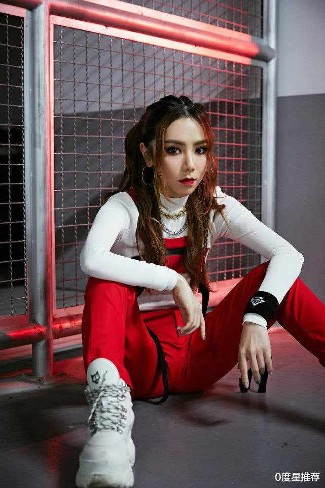 【邓紫棋】乐坛小歌后邓紫棋，不再穿皮裤后，重塑起自己的时尚路