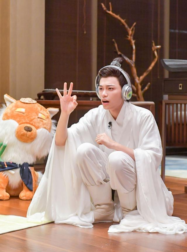 高铁：《青春环游记2》贾玲丁禹兮甜蜜感情戏 沈腾整蛊范丞丞两大家族合体