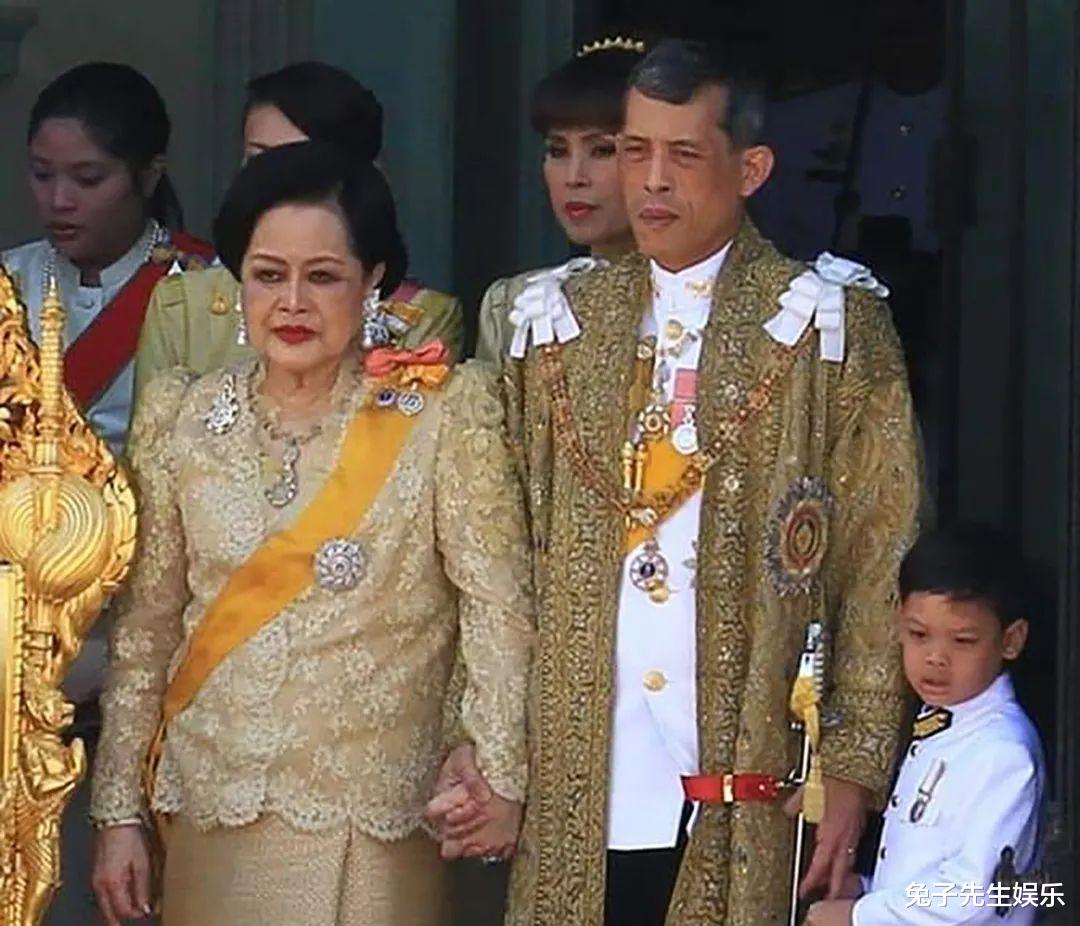 |泰王“香肠嘴”基因强大！与3任美女王妃生7个娃，个个遗传厚嘴唇