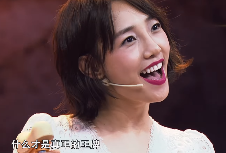 吴昕|吴昕合照不敢站中间，主动让给谢娜！吴谨言下意识举动却暴露人品
