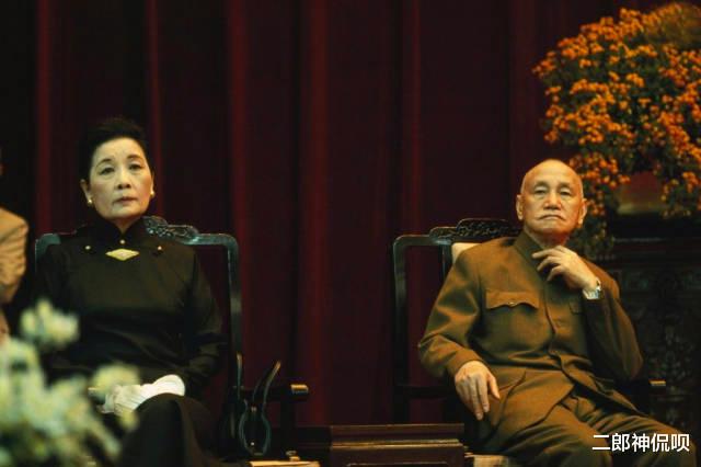 宋美龄|历史上过目难忘的瞬间：坐房顶上的林徽因梁思成，宴会上抽烟的宋美龄