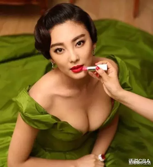 [大v]众女星穿着深V上衣年龄越大V越深，最后一位不忍直视！