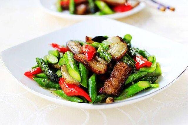 『芦笋』这菜是蔬菜之王，含硒丰富，简单一炒，营养爽口，孩子超爱吃