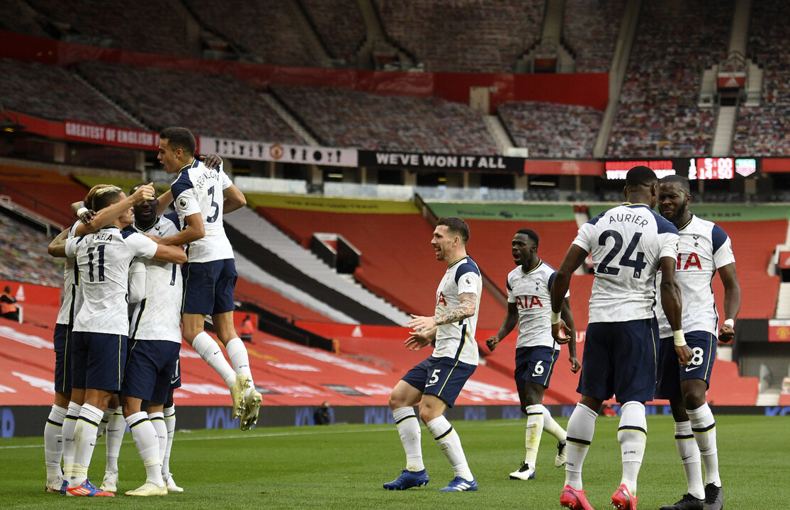 曼联|太耻辱了！曼联主场罕见崩盘，半场被轰入4球，穆帅终于泄愤了