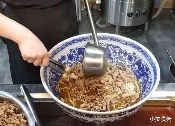 『牛肉面』夫妻街边卖“天价面”,108元一碗免费续,牛肉按斤加,这不赔本吗?