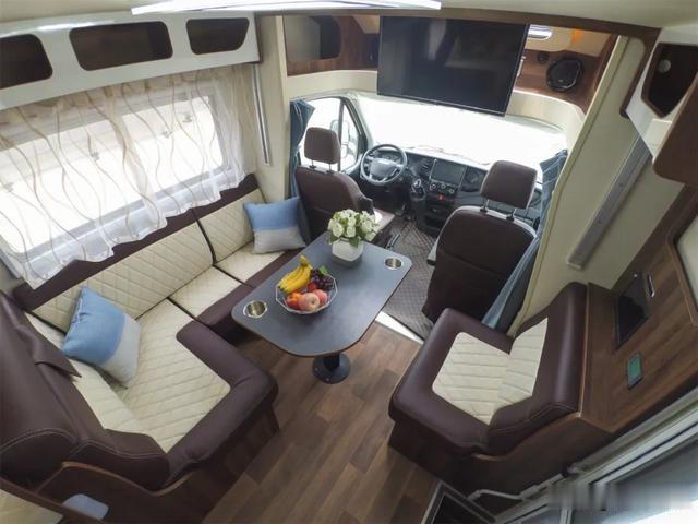 『房车』采用全铝车身的房车见过吗？车高不到3米全家都能玩，性价比挺高