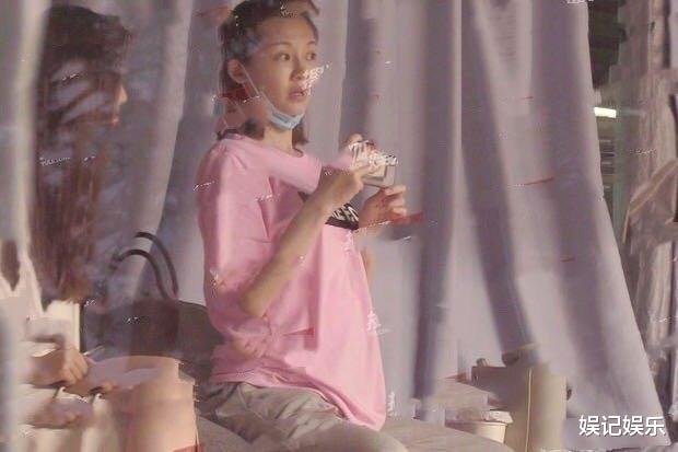 苗苗|苗苗陪郑恺打球，手摸凸起腹部孕相明显，没有化妆脸略发福