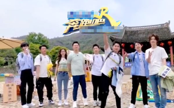 『奔跑吧兄弟』跑男节目组统一发灰色的书包，唯独baby搞特殊，这才是女MC的排面