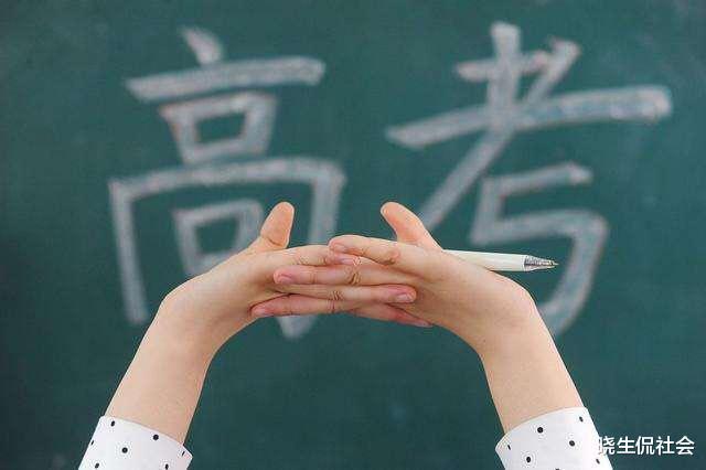 [衡水中学]高考倒计时13天！黑夜中衡水中学高三学生，举着“手电”上课！