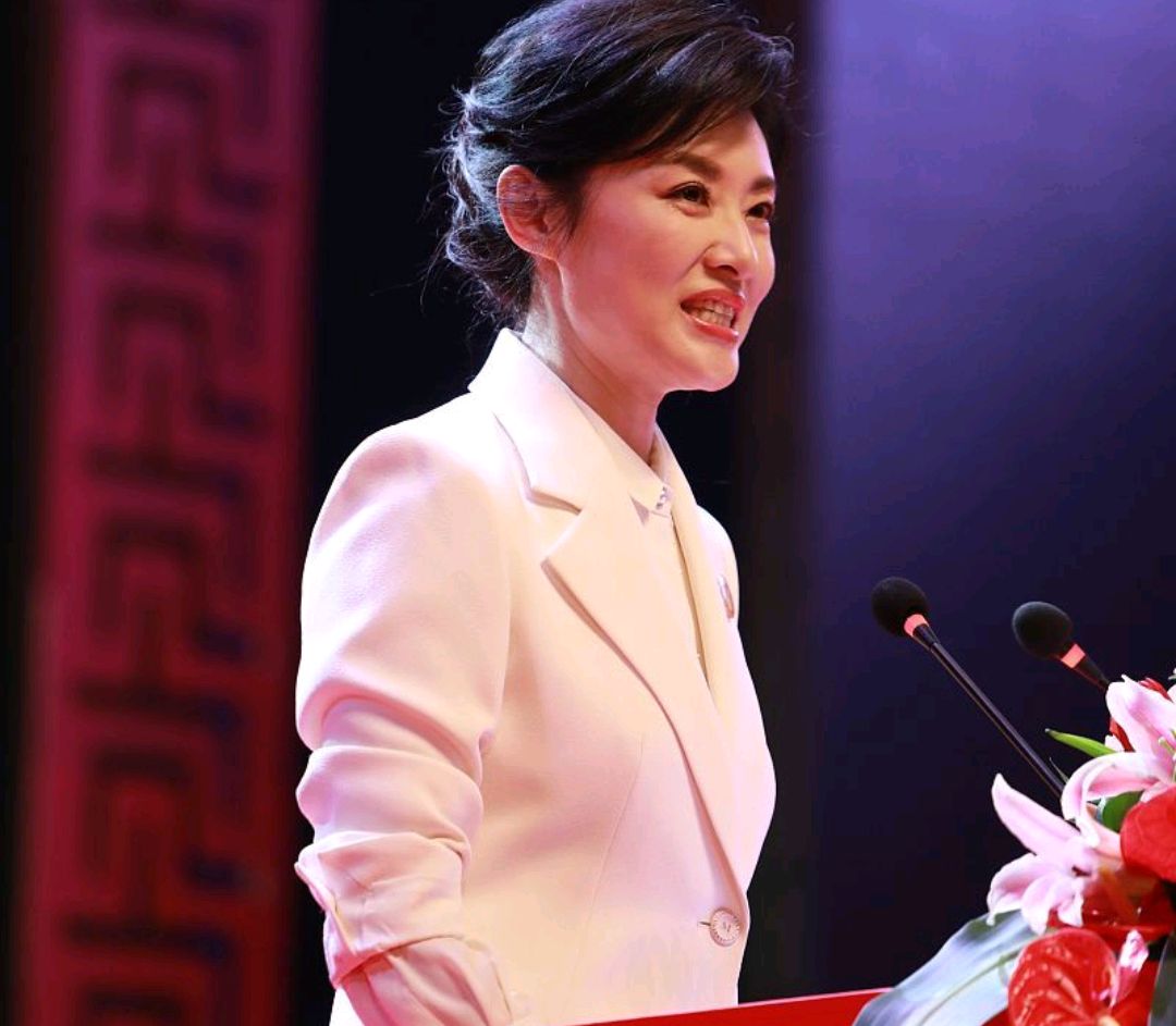 「周涛」主持人周涛52岁的年龄32岁的状态，她的美很难用一种模式来界定