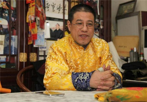 乾隆|乾隆七世孙戴“帝王扳指”，价值3亿，专家要求上交，他回了6个字