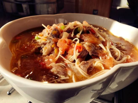 『酸汤肥牛』无法抗拒的酸爽,在家也能吃到酸汤肥牛的经典味道