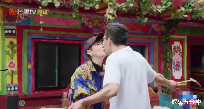 【吴刚】吴刚儿子23岁了还与母亲接吻？没收入自称啃老，啃得理直气壮