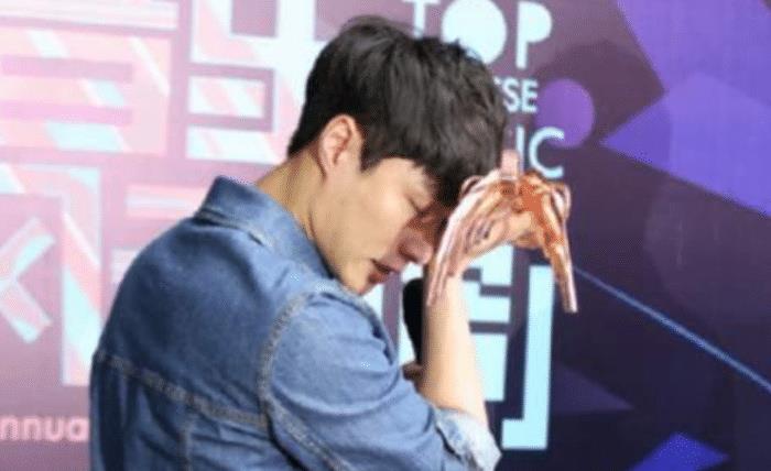 张艺兴|张艺兴演唱会，十年的兄弟无一人现身，两年情谊的他们却鼎力支持