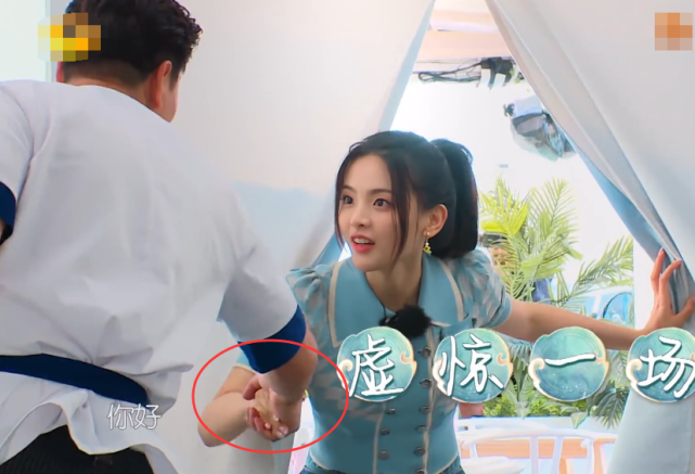 杨超越|张亮特意蹭掉了手上的油，跟杨超越握手，谁注意她的反应，暴露素质