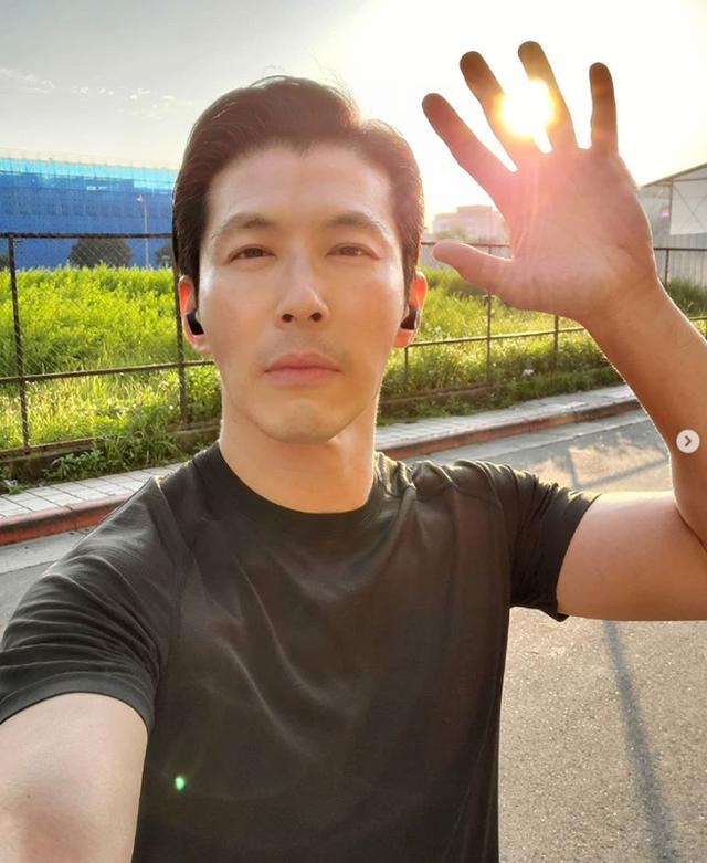 运动|「男神养成」太不科学!49岁黄少祺深邃8块腹肌、冻龄脸蛋好犯规