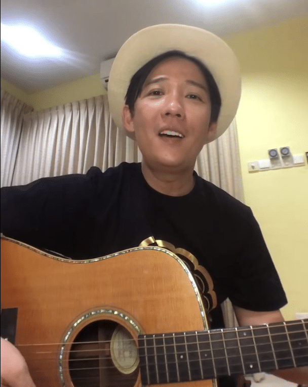 『』他凭《桃花朵朵开》红遍全国，满口獠牙被老婆抛弃，借百万拔牙后成“男神”