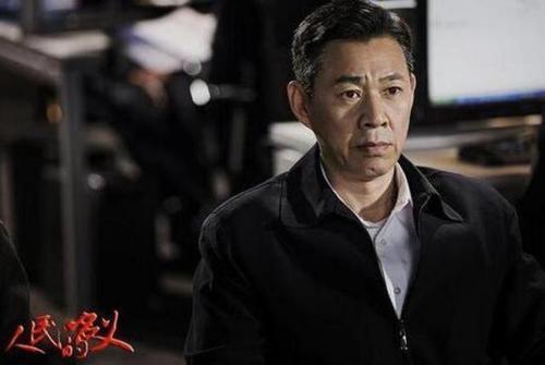 张丰毅|64岁张丰毅开500万超跑出街?带娇妻与宠物兜风,网友:人不如狗