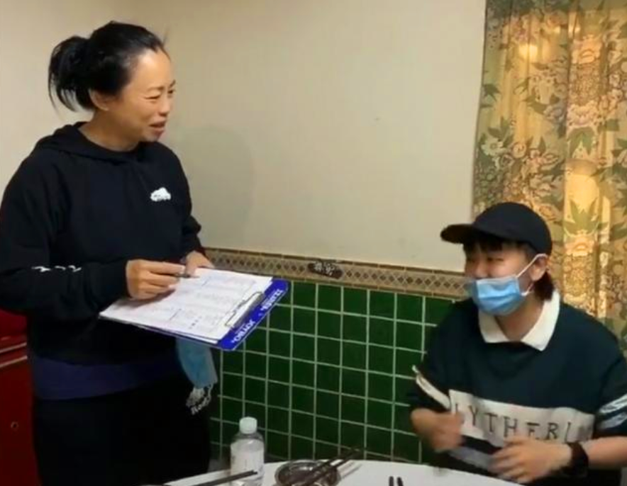 【黄绮珊】歌手黄绮珊转行服务员？情感坎坷三婚三离，事业上还“生不逢时”