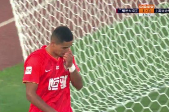 郑爽|郑智登场后，保利尼奥立马交出队长袖标，两队6张黄牌看出很火爆