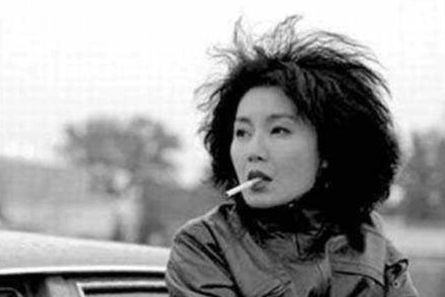 娱乐圈|娱乐圈烟不离手的女明星,她抽烟确实让人挺意外的