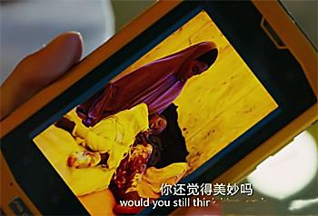 张翰|战狼2：女主和张翰喝酒时，谁注意到手机上的内容？幸亏只播1秒