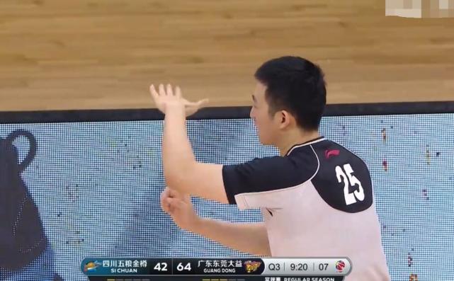 广东男篮|破案了!赵睿为啥47秒被罚下?8倍慢镜再看一遍:裁判冲去安慰杜锋