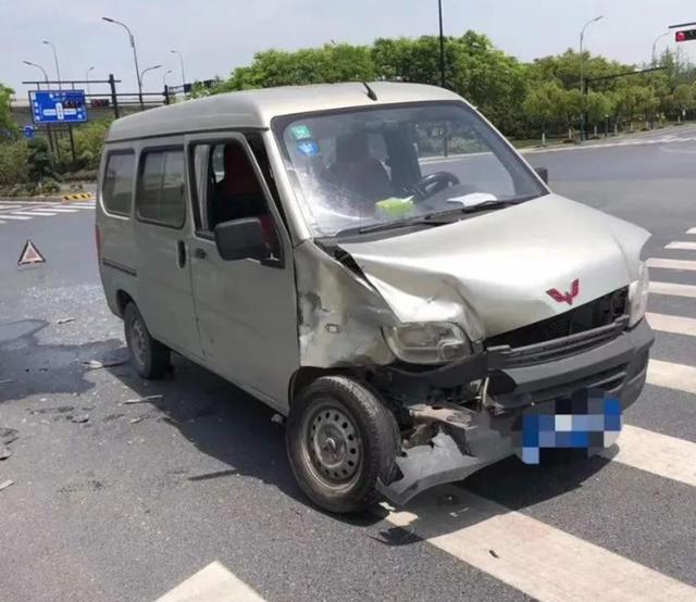 劳斯莱斯|面包车撞上百万劳斯莱斯，车主淡定抽烟丝毫不怕：看看车后面写着啥