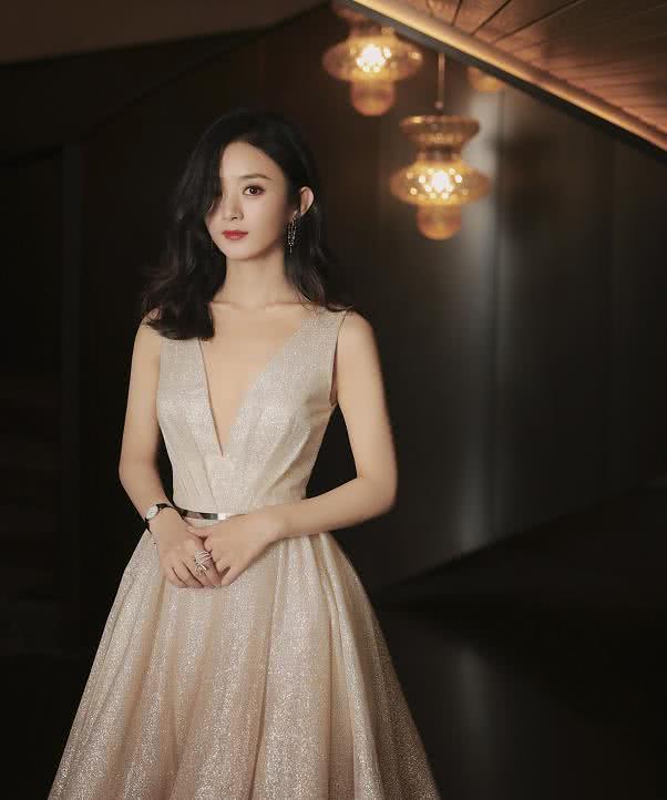 本是赵丽颖替身，在赵丽颖怀孕后疯狂接戏，如今搭戏李现红到发紫！