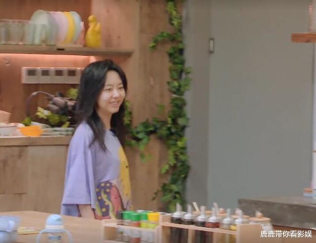 郑爽:谭松韵早起,没化妆就下楼做饭,而有谁注意郑爽?果然女神都是精致的