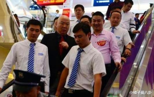 春晚|郭冬临街头卖艺讨生活，昔日春晚常驻为何沦落至此？看清照片后：细思极恐