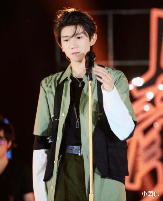 『王源』王源“整骨式长高”？身高看着一米八，已成三小只中的最帅