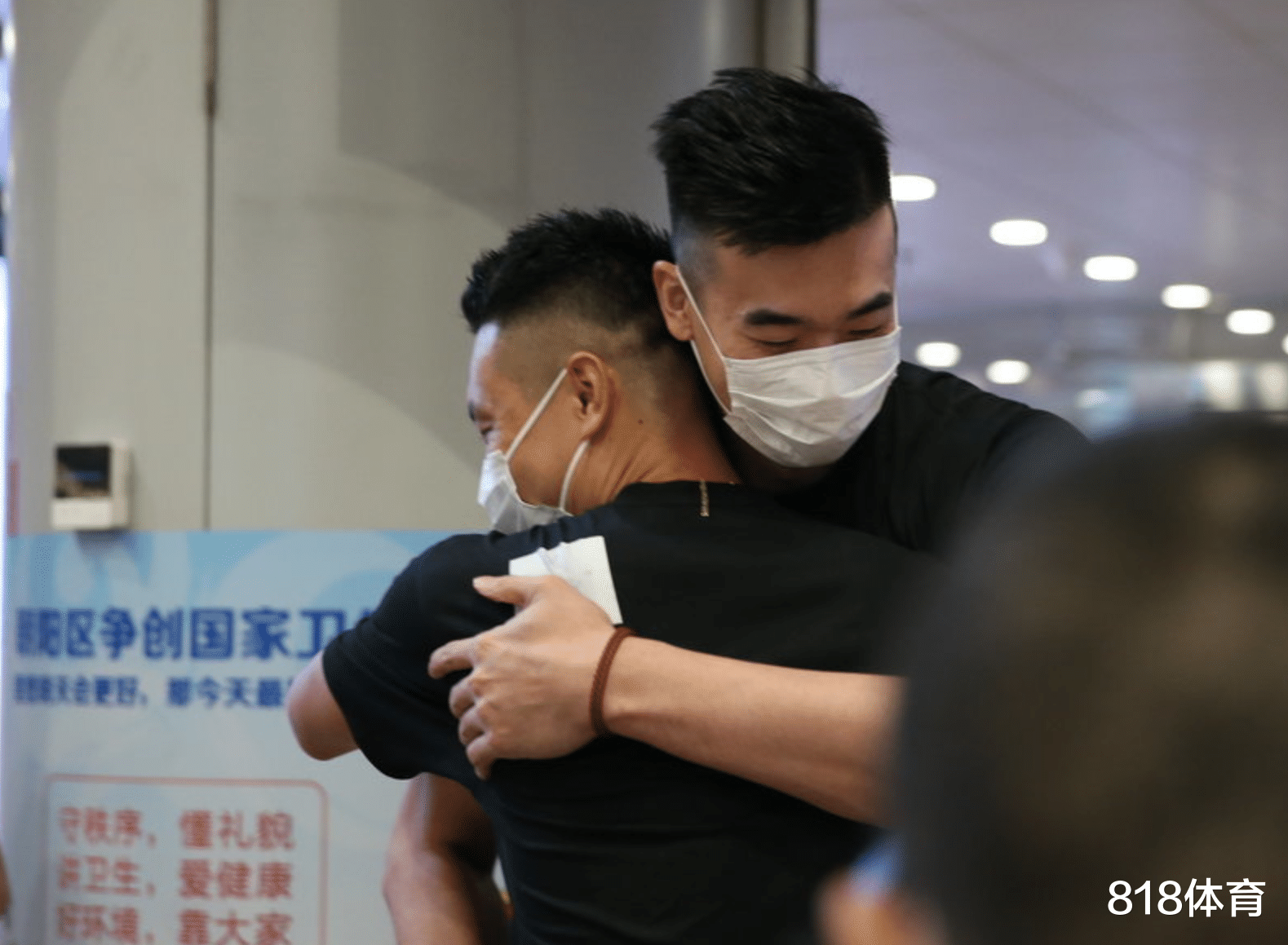李慕豪|表弟驾到! 翟晓川带张才仁接机李慕豪, 首钢球迷欢迎: 倾慕已久终入豪门