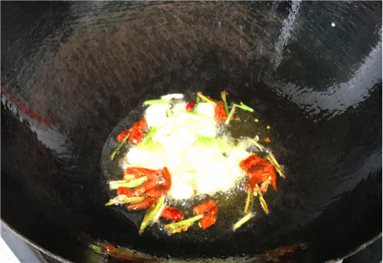 ▲炒青菜，万万不要直接下锅！老厨师教我诀窍，青菜翠绿爽口不发黄