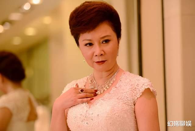 官宣|“春晚钉子户”蔡明：59岁含泪隐退的背后，是道不尽的辛酸
