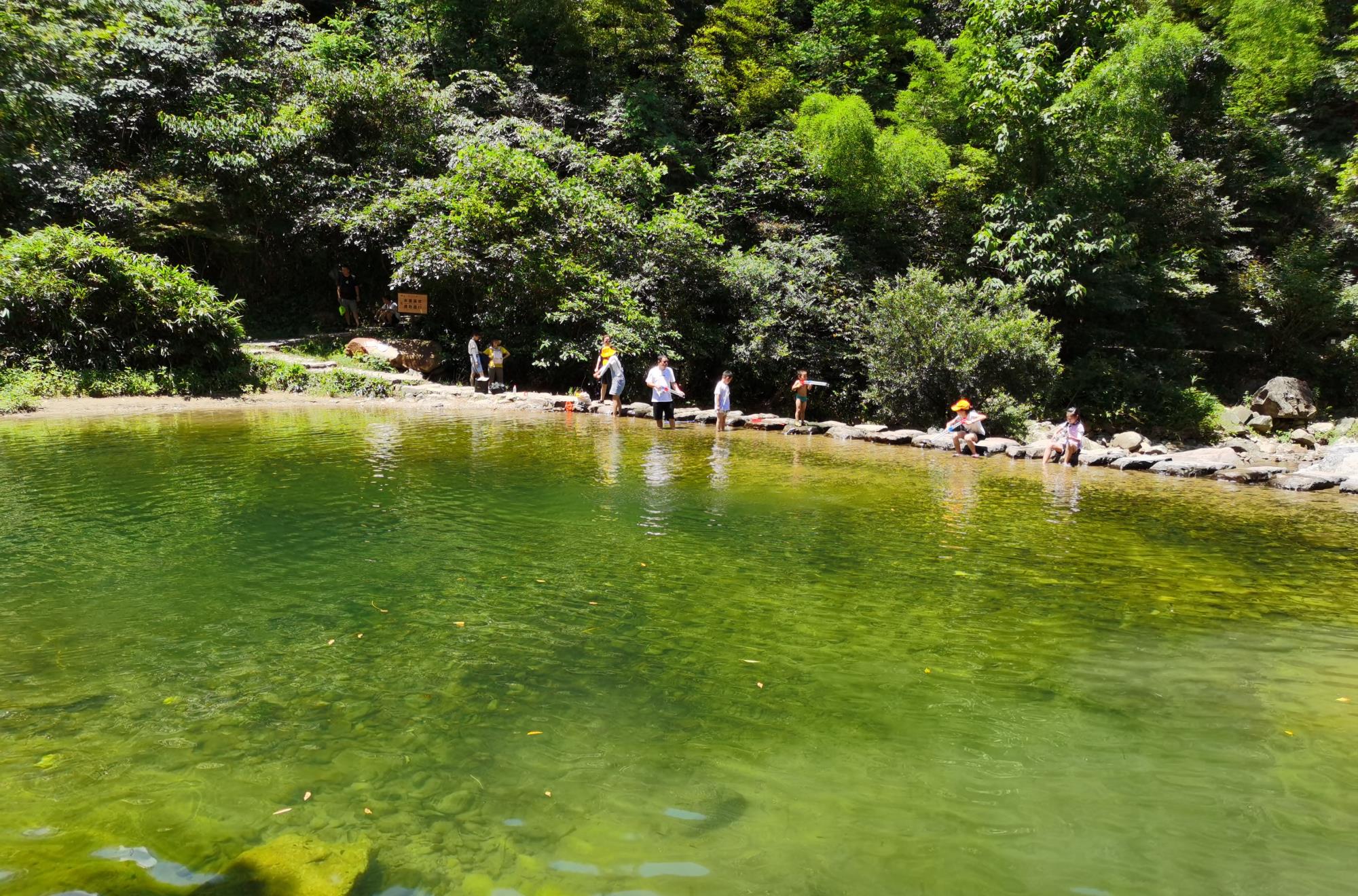 宁波|浙江宁波这个地方堪称“小九寨”，夏天特别凉快，去避暑的人很多