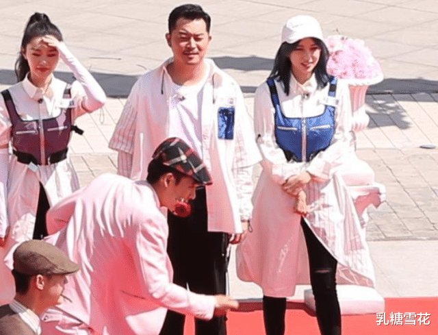 程潇▲上《跑男》不允许染发？程潇为了遮挡蓝色头发，全程戴帽子出镜！