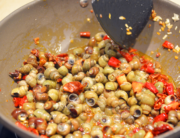 #田螺#炒田螺时，多数人第一步就做错了，学会这窍门，口感鲜嫩还不腥