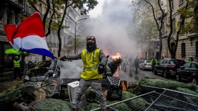 場面失控！數千名巴黎示威者湧向市中心，打砸搶燒民眾徹底憤怒-圖3