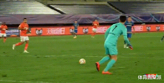 广州恒大|广州恒大保利尼奥逆境救主，为何有个让对方闭嘴动作？连裁判都让他别说话